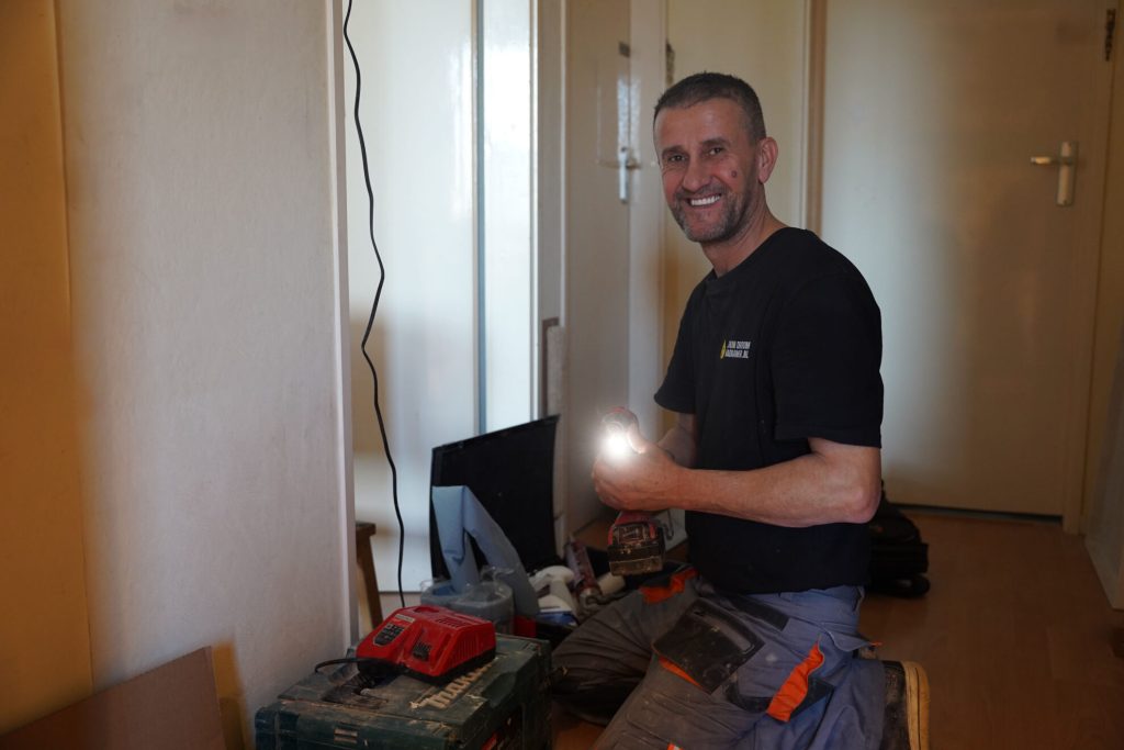 Installateur aan het werk tijdens badkamerrenovatie