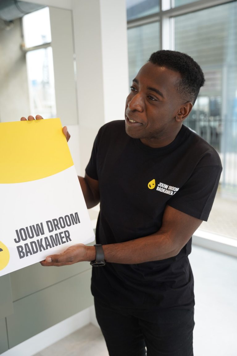 Jouw Droombadkamer medewerker met branded tas