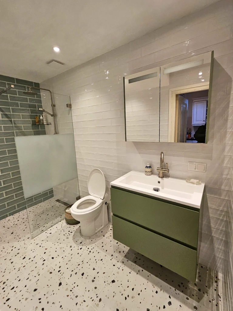 Kleine badkamer inrichten Dit project bewijst dat je volop kunt uitpakken met stijl