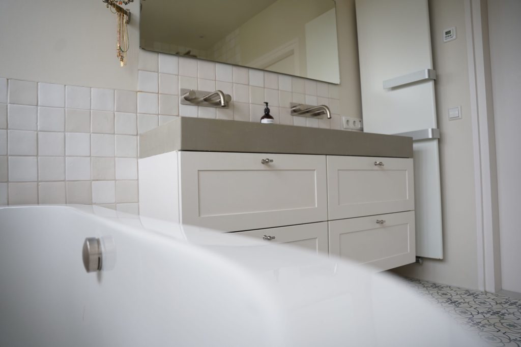 Lichte badkamer met dubbele wastafel
