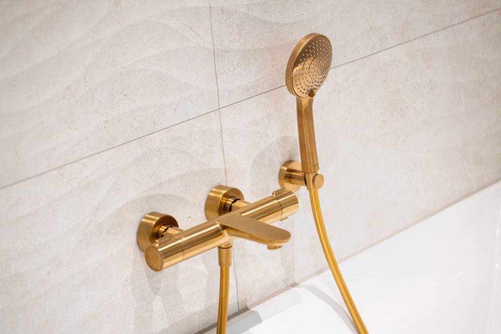 Luxe goudkleurige badkraan met handdouche