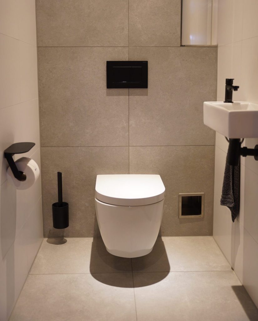 Minimalistische toiletruimte met zwarte accenten