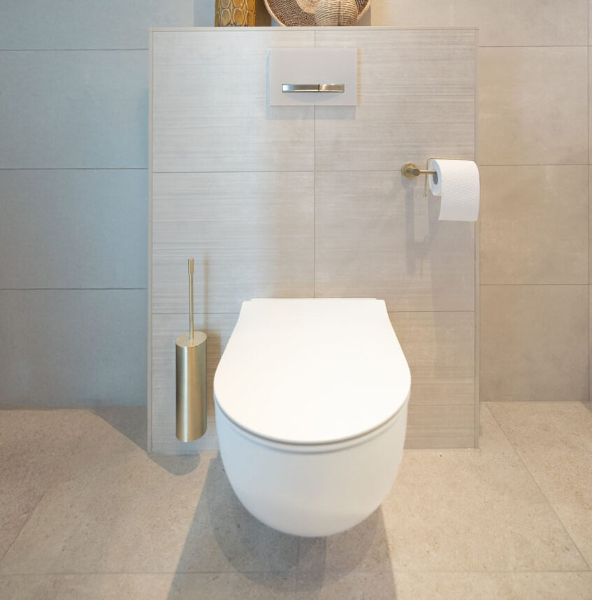 Modern zwevend toilet met goudaccenten