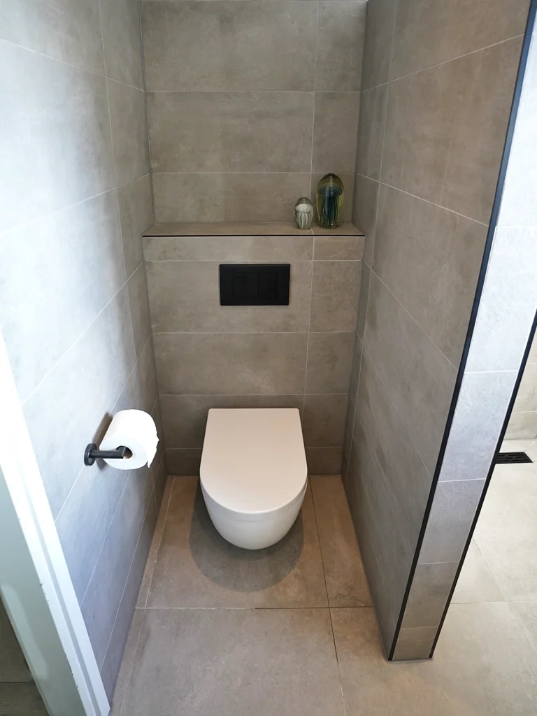 Moderne badkamer laten maken met warme accenten