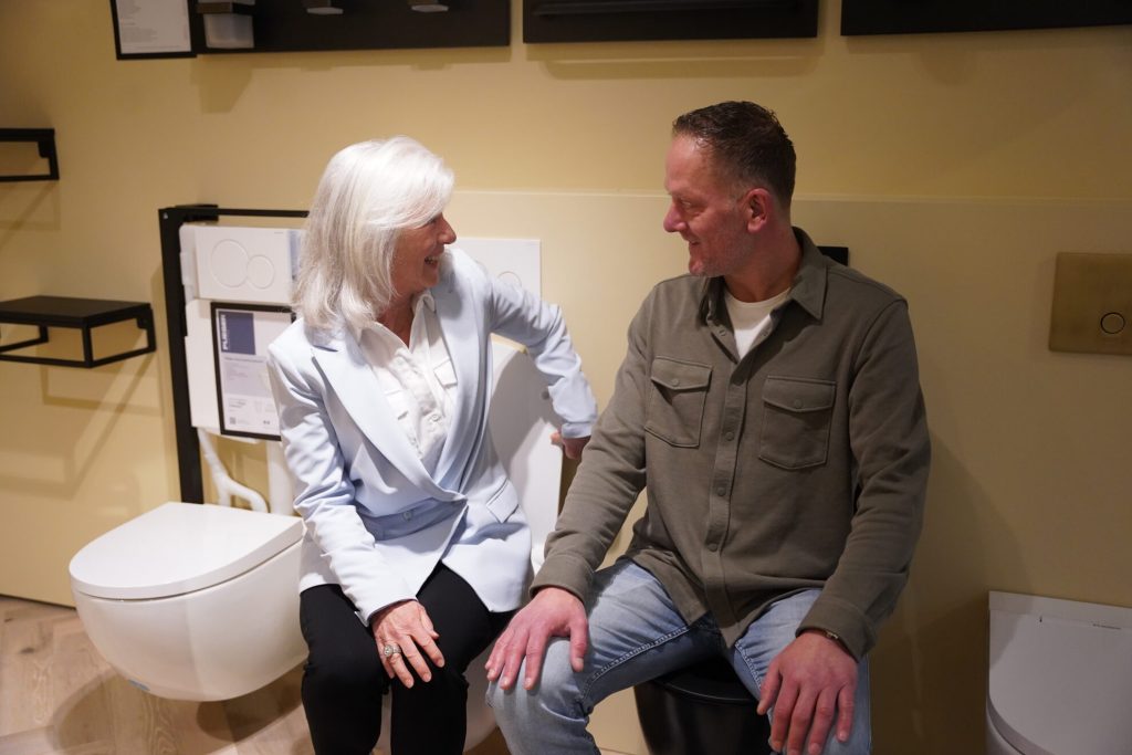 Persoonlijk advies in badkamer showroom