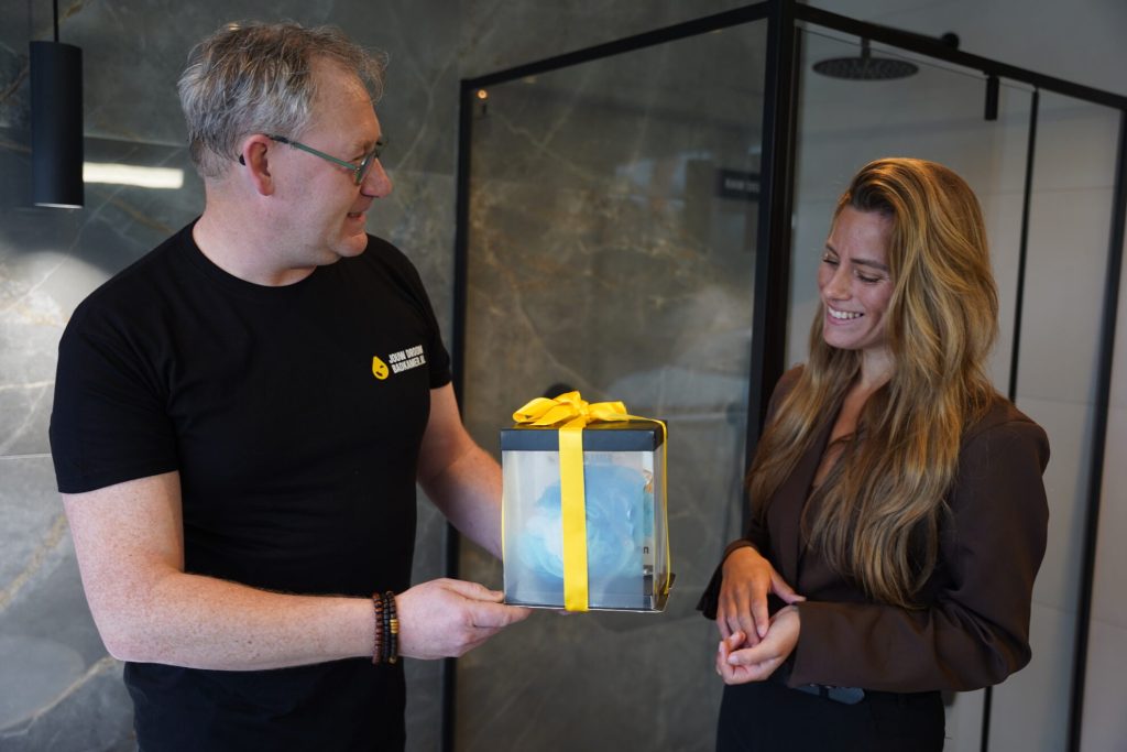 Persoonlijke service en klantwaardering in een luxe badkamer showroom