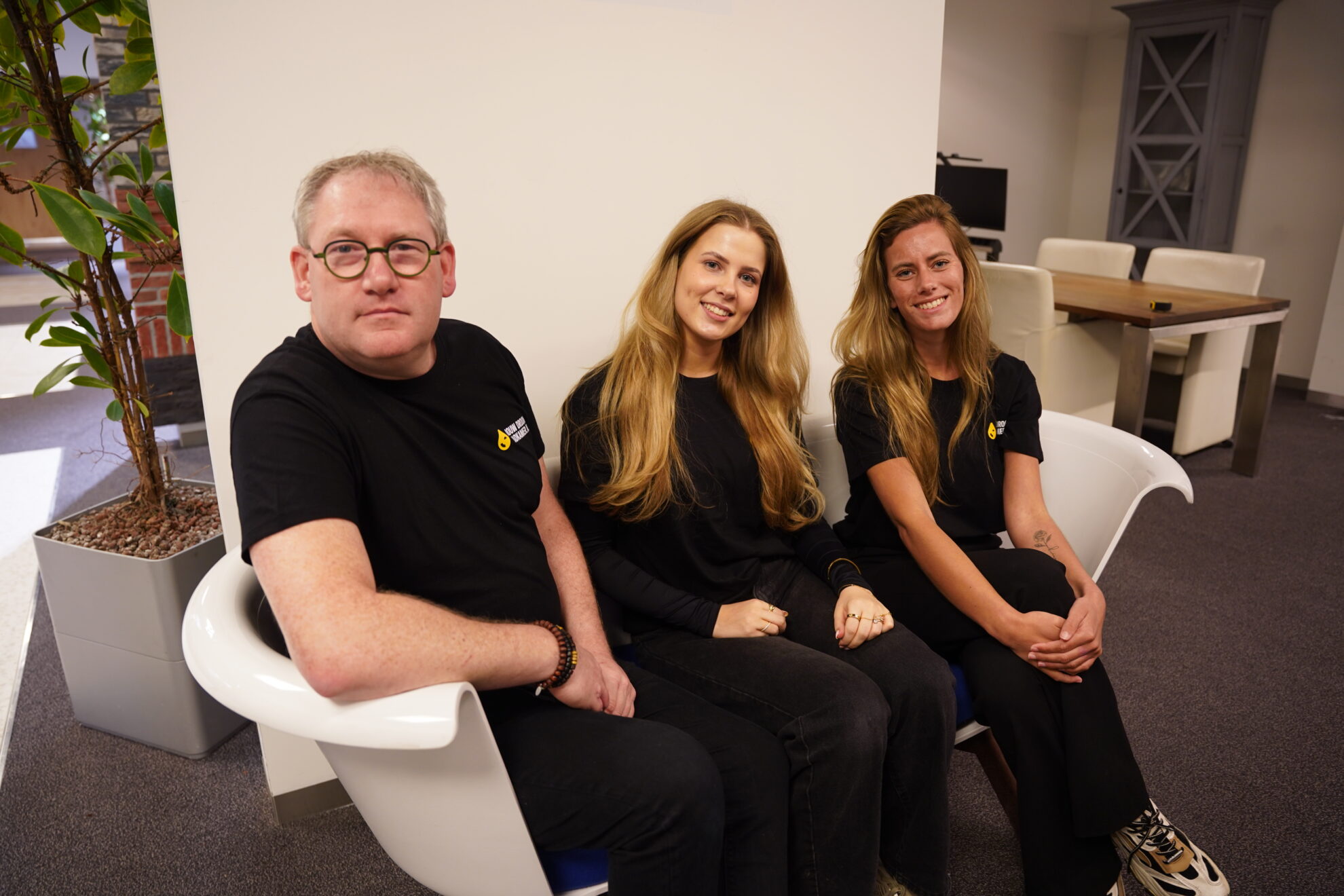 Team Jouw Droombadkamer samen in showroom