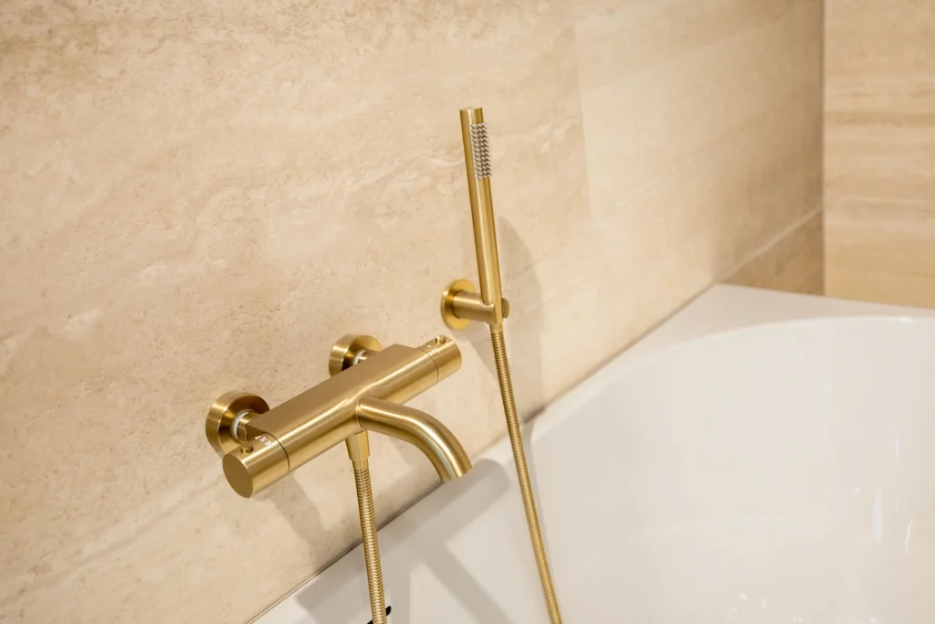 Gouden badkraan inbouwbad detail