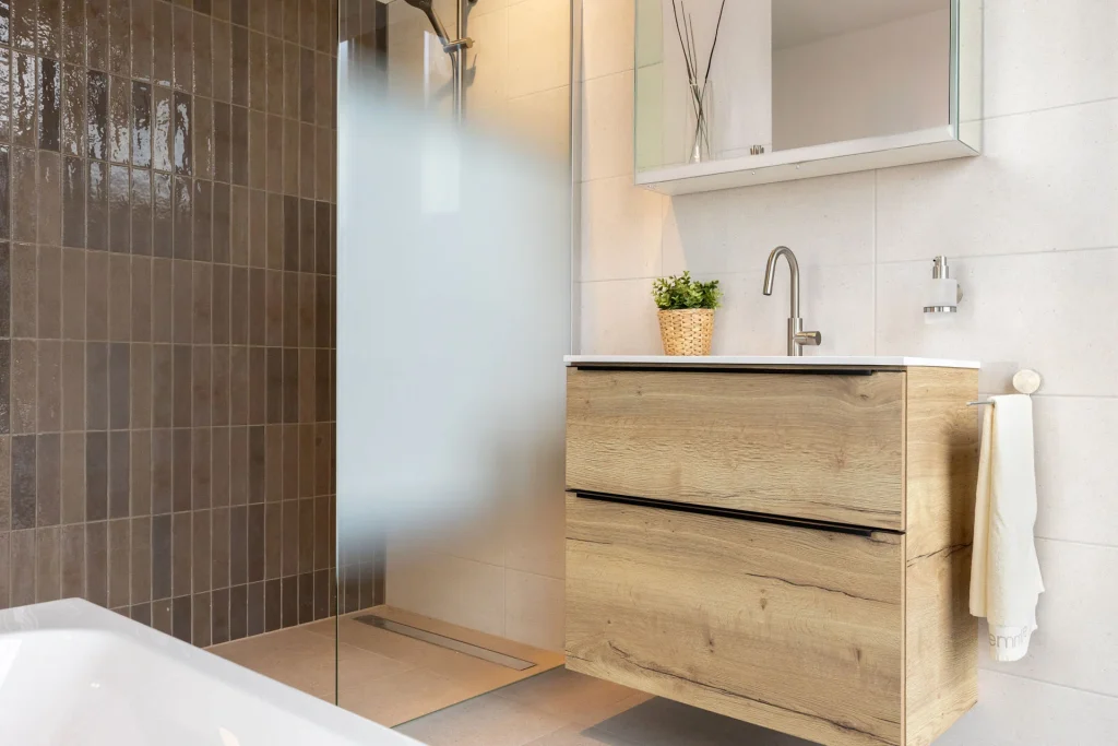 Houtlook badkamermeubel inloopdouche witte tegels