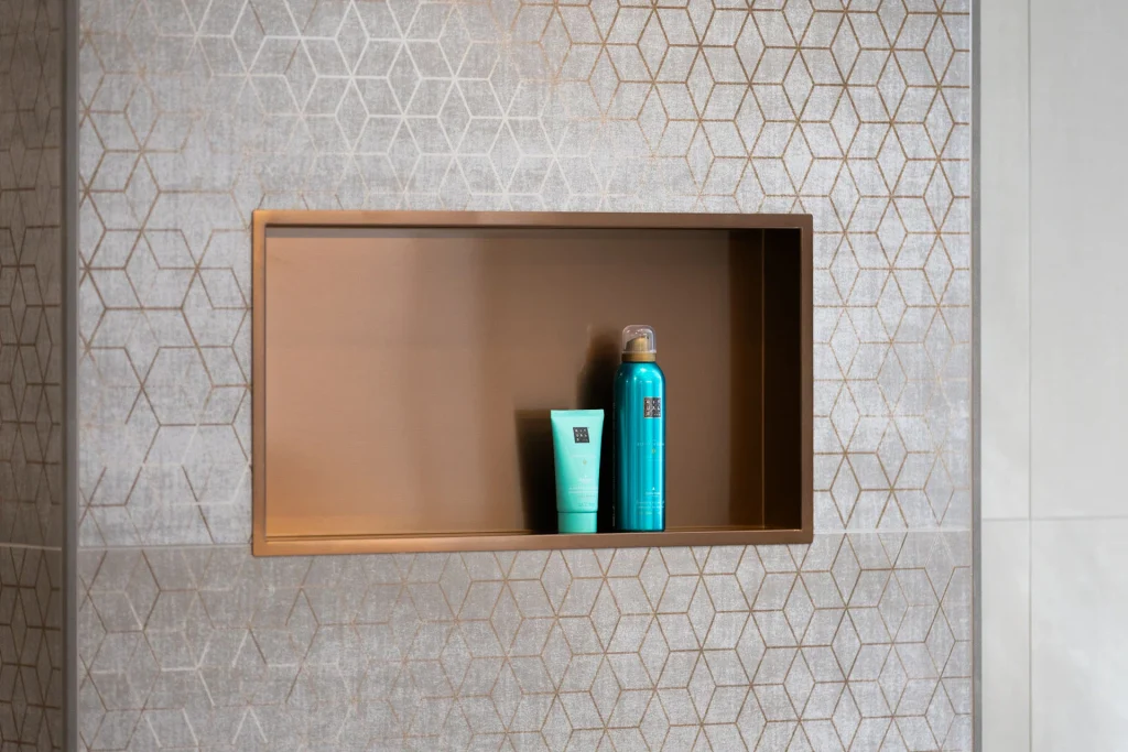 Koperen douchenis geometrische tegels accessoires