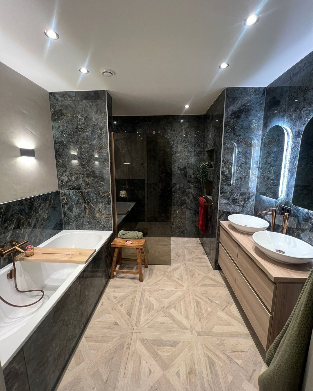 Luxe badkamer ligbad inloopdouche dubbele wastafel marmerlook