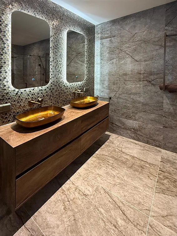 Luxe moderne badkamer dubbele gouden waskommen grijze tegels