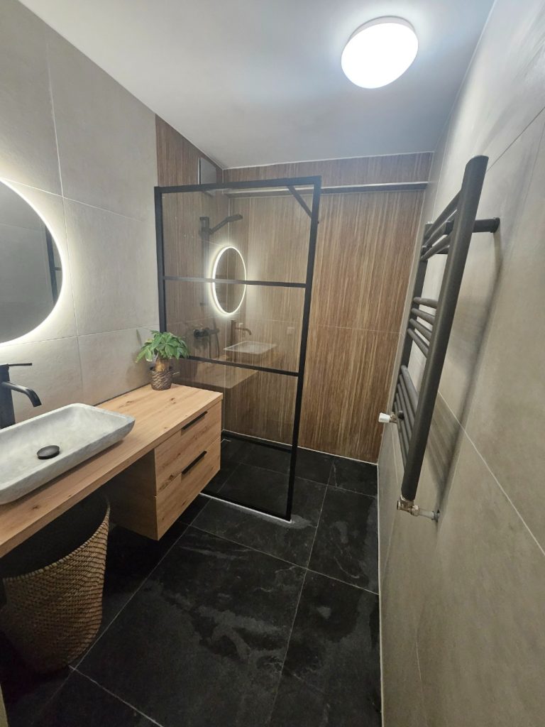 Moderne badkamer zwarte douchewand houten wastafelmeubel