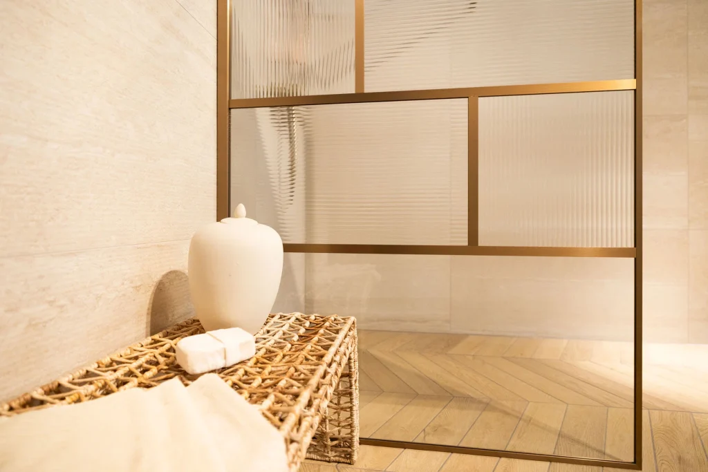 Rotan bankje vrijstaand bad beige badkamer